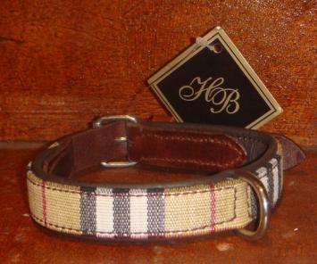 HB Collier Carreau Ecossaise Brun. --- Collier classique en cuir avec un magnifique motif écossais.