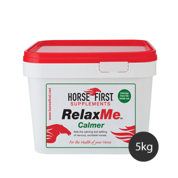 Horse First RelaxMe --- Supplément pour chevaux et poneys contre la tension excessive, l'excès d'enthousiasme et les problèmes de concentration.